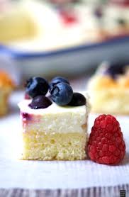 Obwohl in einem käsekuchen nur wenige zutaten auf einfache art verarbeitet werden, gilt der süße klassiker als unwiderstehlich. Sommerlicher Beeren Quark Blechkuchen Fraulein Meer Backt