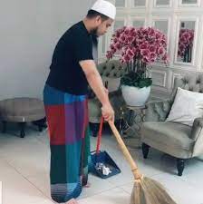 Apakah anda mencari gambar transparan logo, kaligrafi, siluet di limbah, sapu, sekop? Sapu Rumah Buang Sampah Dan Lipat Kain Sikit Sikit Dah Bukti Betapa Suami Sayang Pada Pasangannya Begini Rupanya Cara Ustaz Ebit Lew Bahagiakan Isterinya Keluarga