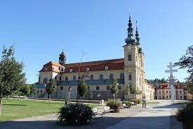Petra je to cca 15 minut klidné chůze. Velehrad Wikidata