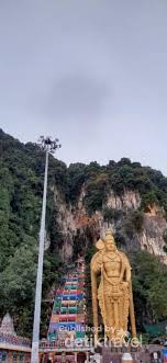 Batu caves has become an important religious landmark for hindus, as well as a popular tourist destination. Hamparan Pelangi Di Batu Caves Malaysia