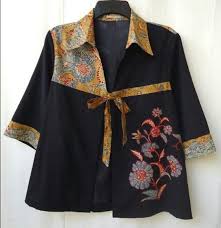Kesan lebih resmi memang di dapatkan dari baju batik, maka dari itu sangat sepadan memang banyak wanita memilih baju jenis ini sebagai atasan ketika harus bekerja, sampai dengan datang ke sebuah acara resmi. 21 Model Baju Batik Wanita Gemuk Agar Terlihat Langsing