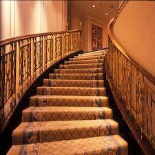 Lebih jauh lagi penggunaan karpet itu sendiri juga dapat dimanfaatkan untuk mendefinisikan sebuah ruang, menghadirkan kehangatan, dan memberi lapisan dekorasi pada ruangan. Tips Memilih Karpet Untuk Tangga Nirwana Deco Jogja