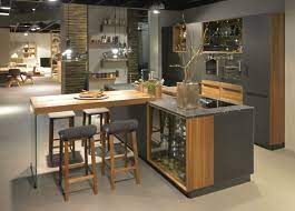 Parcourez des milliers de photos de cuisines modernes pour trouver des idées de déco et d'aménagement de cuisines équipées modernes et cette photo montre une cuisine moderne en u avec un évier encastré, un placard à porte plane, des portes de placard en bois sombre, aucun îlot. Tendances 2020 Cuisine Gris Anthracite Et Bois 8 Conseils Sur Comment La Realiser Cuisine Mobilier Zenidees Cuisine Gris Anthracite Cuisine Gris Cuisine Bois