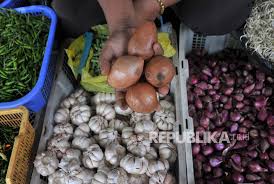 Isu kenaikan harga barang hangat diperkatakan oleh masyarakat pada hari ini. Rupiah Melemah Waspadai Kenaikan Harga Pangan Impor Republika Online