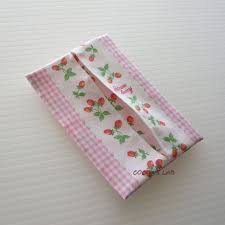 布１枚で 裏付きミニティッシュケース 園や学校で落とし物が非常に多いのがティッシュ ビニールのケースだとポケットから滑って飛び出してしまいやすいようです 布のケースを作って入れてあげたいですね 布１枚でできて裏がつき 縫い代始末が要らないミニ