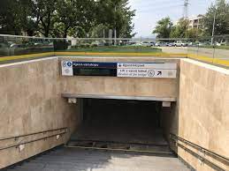 Újpest vasúti megállóhely peronja az átépítéshez lezárt felén. Tocsa Ujpest Varoskapu Metroallomas Bejaratanal Jarokelo Hu Ha Megosztod Megoldod Jarokelo Hu