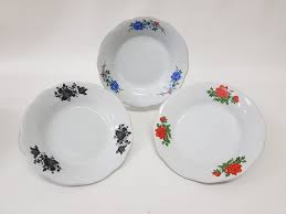 Pula, alat makan dengan ornamen unik bisa jadi daya tarik sendiri, baik jadi aksesoris makan unik khas kafe atau pajangan di dinding. Cod Piring Makan 8 Rose Keramik Lusin Piring Makan Lazada Indonesia