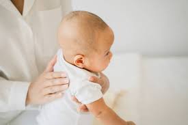 Sesetengah bayi mungkin mudah untuk disendawakan dan terdapat juga bayi yang sukar untuk sendawa. Cara Sendawakan Bayi Yang Berkesan Untuk Ibu Bapa Buat