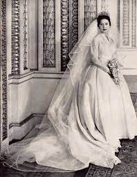 Bei über 2000 gelisteten hochzeitskleidern ist auch sicherlich dein traumkleid für deine hochzeit dabei. Princess Margaret S Wedding Dress Stunning Konigliche Hochzeitskleider Beruhmte Hochzeitskleider Vintage Hochzeitskleid