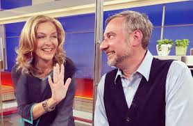 Michael schulte auf dem roten sofa. Zu Gast Bei Bettina Tietjen Auf Dem Roten Sofa Des Ndr Stevan Paul