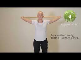 Ta tak rundt fingrene på den ene hånden og bøy. Toyeovelse For Skuldre Med Pinne Rygg Og Rehab