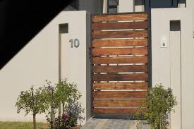 Warna cat pagar, gambar pagar minimalis, model pagar, kombinasi pagar, inspirasi pagar minimalis. 10 Desain Pagar Kayu Minimalis Untuk Rumah Terlihat Lebih Mewah