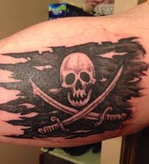 Modèle d'une tête de mort et de deux os de tibias à imprimer pour réaliser un chapeau de pirate en papier. 1001 Idees Tatouage Pirate A L Abordage En 40 Photos