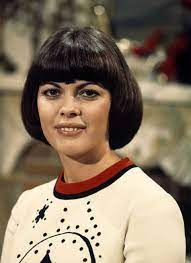 Then it's las vegas, hollywood, tons of interviews, phone calls, invitations… in new york, where she is the guest star of the merv griffin show, mireille is a big hit. Mireille Mathieu Starportrat News Bilder Gala De