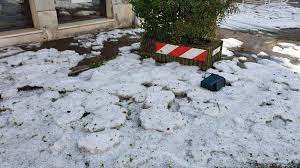 Con l'abbassarsi della temperatura, la pioggia divenne grandine e infine neve.: Me5bwz Aeei Tm