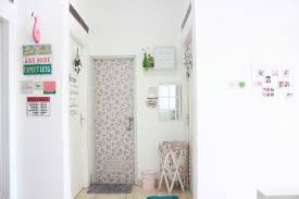 Selain desain pintu kamar mandi minimalis yang terbuat dari kayu dan aluminium, terdapat pintu dari warna cerah akan membuat kamar mandi terlihat lebih luas. Dengan Wallpaper Hiasan Pintu Kamar Mandi Hiasan Interior Stiker Pintu Kamar Mandi Minimalis 1080x718 Download Hd Wallpaper Wallpapertip