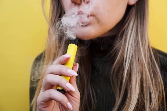 Situación actual de Vapeo en adolescentes 📊 En Costa Rica Casos asociados  al vapeo aumentaron de 13 (2021) a casi 3.000 en 2024 Mayor afectación en  adolescentes y adultos jóvenes Consumo en