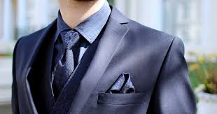 L'originalité du costume ne vient pas de sa forme, mais plutôt de sa touche de couleur inhabituelle ! Comment Bien Choisir Son Costume Golden Daddy