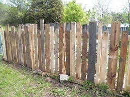 Cute Pallet Picket Fence It Is Around Our Veggie Garden And Keeps Out The Dog And Hopefully Rabbits Plan Jardin Cloture Jardin Barriere Jardin