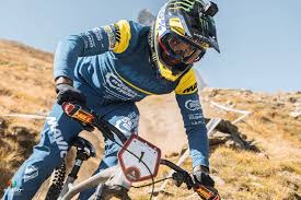 Suivez en direct sur la chaine l'équipe à partir de 14 heures,. Scene Internationale Enduro World Series 2019 Zermatt Derriere Maes Sam Hill Et Isabeau Courdurier Intraitables