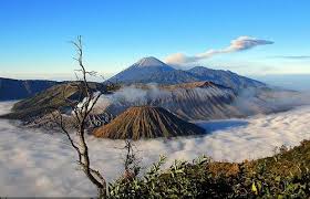 Sinar matahari yang menyebar di sekitar permukaan danau akan membuat pemandangan terlihat indah di sore hari. Inilah 5 Pegunungan Indah Di Indonesia Yang Sangat Menakjubkan