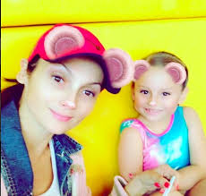 Kebersamaan si 'Tante Rambut Palsu' Nora Salinas dan Putrinya