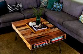 Kalau yang inj, meja palletnya cenderung mininalis, hanya menumpuk 2 pallet kayu dan kemudian diikat dengan plat besi. Kreatips Cara Membuat Meja Unik Dari Kayu Pallet Facebook