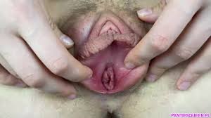 Mostrando minha doce fruta e o que tem dentro. Buceta suculenta bombeada de  perto.