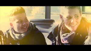 Geschrieben hatte sie es, nach eigener darstellung innerhalb von fünf minuten am küchentisch, für eine damals erkrankte freundin. Kerstin Ott Die Immer Lacht Erstes Video Youtube