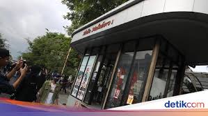Bukankah di jogja sudah ada brt trans jogja? Halte Bus Trans Jogja Di Malioboro Yogya Dirusak Massa