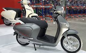 Xe máy điện vinfast klara246 là chiếc xe máy chạy bằng năng lượng điện đầu tiên được sản xuất tại việt nam đáp ứng các tiêu chuẩn về thông minh, phù hợp với thể trạng người việt nam và điều. Báº£ng Gia Xe Ä'iá»‡n Vinfast Klara Má»›i Nháº¥t Thang 9 2019 Thá»i Ä'áº¡i