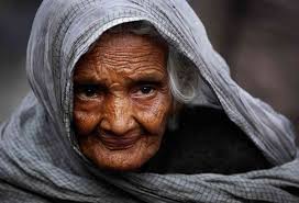 फरीदाबाद : 5 बेटे होने के बावजूद ये बुज़ुर्ग माँ सड़क किनारे तंबू में रहती है, बेटे नहीं रखते ख्याल