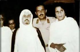 صورة نادرة للفنان الراحل عبد الحليم حافظ بملابس الإحرام بالحرم المكي الشريف و بجوار العندليب الشيخ جميل جلال Old People Love Egypt History Egyptian History
