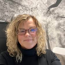 Is it normal for only one of three hens to lay eggs during their first  winter in the mountains?