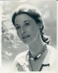 1977 Press Photo Pretty Actress Jane Alexander Wearing Necklace 1970s