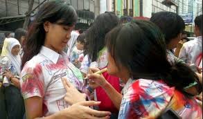 Gambar karikatur bagus yaitu foto karikatur dimana yang dapat membuat enak setelah melihatnya pasti kalian juga akan kegirangan ketika telah memperoleh foto karikatur keren. Gambar Baju Kelulusan Keren Cara Golden