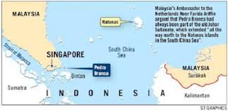 Pulau batu puteh merupakan sebuah batu tunggul berkeluasan sebuah padang bola sepak, terletak di selat ia turut dinamakan sebagai 'pedra branca' (bermaksud 'batu putih' dalam bahasa portugis) kerana terdapat sekelompok burung camar laut. Pengajaran Di Sebalik Kehilangan Batu Puteh Ada Sinar Asklegal My