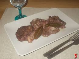 200 di pancetta, 1 rametto rosmarino, 4 foglie alloro e 4 di salvia, 1 bicchierino brandy, poco olio extra vergine, sale e pepe, 2 mestoli di brodo di dado. Arrosto In Tegame Arrosto Arrosto In Tegame Ricetta