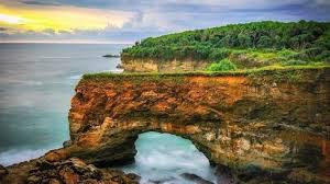 Lokasi pantai karang bolong terletak di desa sendang, kabupaten donorojo. Akses Dan Harga Tiket Masuk Pantai Karang Bolong Pacitan Trip Jalan Jalan