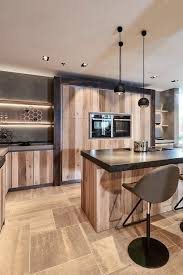 een authentieke eiken keuken van norfolk voorzien van een betonnen aanrechtblad met de nieuwste apparatuur van neff houten keuken keuken trends keukens