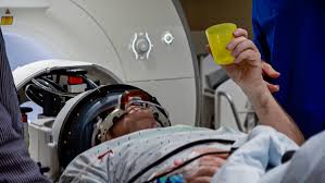 Schauen sie sich jetzt die ganze liste der weiteren möglichen ursachen und krankheiten an! Mit Ultraschall Gegen Das Zittern Neues Verfahren Fur Tremor Patienten Am Uksh Campus Kiel