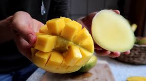 Die vorstellung, den reifegrad einer mango an der farbe zu erkennen, ist weit verbreitet. Reife Mangos Aussuchen So Geht S Garantiert Mango Richtig Schneiden Youtube