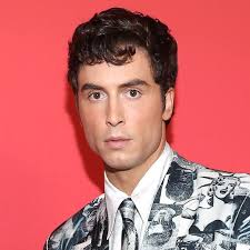 Brace yourself! Low-rise jeans are back — plus more trends to know now