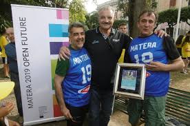 Manca pochissimo all'inizio delle olimpiadi di tokyo ed anche l'italbasket si prepara nonostante le difficoltà dovute alla pandemia, l'italbasket è entusiasta per l'approdo ai giochi olimpici, soprattutto. Romeo Sacchetti Regala La Maglia Dell Italbasket Personalizzata Per Matera 2019 A Verri Fondazione Matera 2019 E Galante Minibasket In Piazza Intervista E Foto Sassilive
