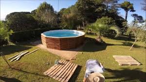 Auf den bildern waren es noch die kleinen orangenen mit ca. Pool Aus Paletten Selber Bauen Wichtige Tipps Und Ideen
