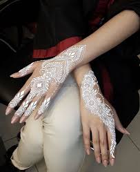 Ada banyak seni yang dihasilkan dari henna, seperti henna tangan atau inai tangan, henna. 33 White Henna Designs For Brides That Are Trending Shaadisaga