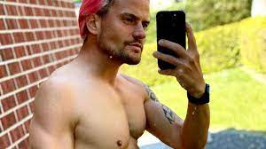 Mai 1986) ist ein deutscher schauspieler und sänger. Nach 1 770 Kilometer Lauf Rocco Stark Zeigt Seinen Body Promiflash De