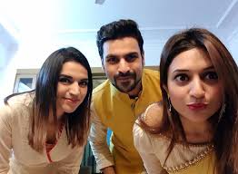 The images are in high quality (1080p, 4k) to download and use them as wallpapers, whatsapp dp, whatsapp status, etc. Divyanka Tripathi Posing With Family On Diwali