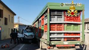 È di cinque morti il bilancio di un incidente stradale avvenuto questo pomeriggio in provincia di piacenza. Violento Scontro Tra Furgone E Trattore Deceduto 75enne Nordest24