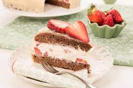 Die erdbeeren vorbereiten, waschen, abtropfen lassen und in scheiben schneiden. Erdbeer Marzipan Torte Rezept Von Backen De